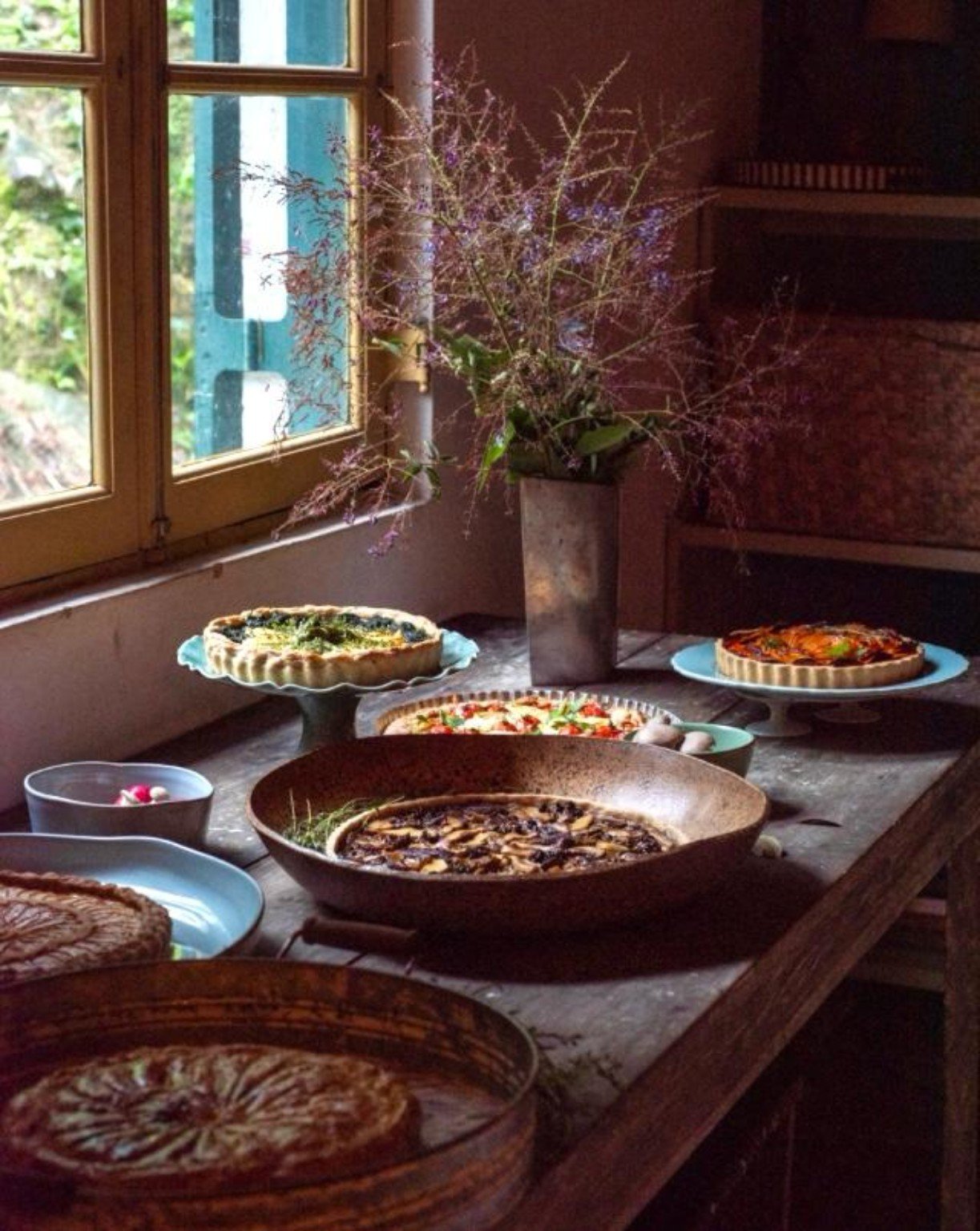 Mesa com preparos artesanais da Fazenda Artesanal