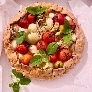 Torta rústica de alcachofras, tomatinhos e mozzarela de búfala